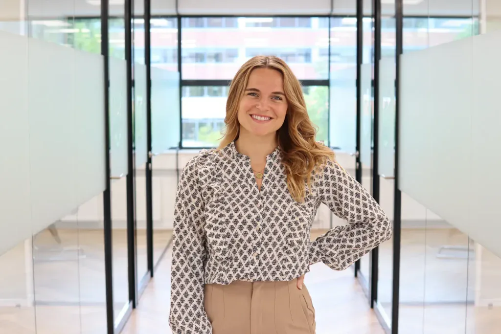 Sophie de Boer 1 Junior Accountmanager op kantoor