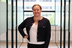 Jessie de Wendt 13 Salesrecruiters kantoor schiphol Jessie de Wendt staat in gang