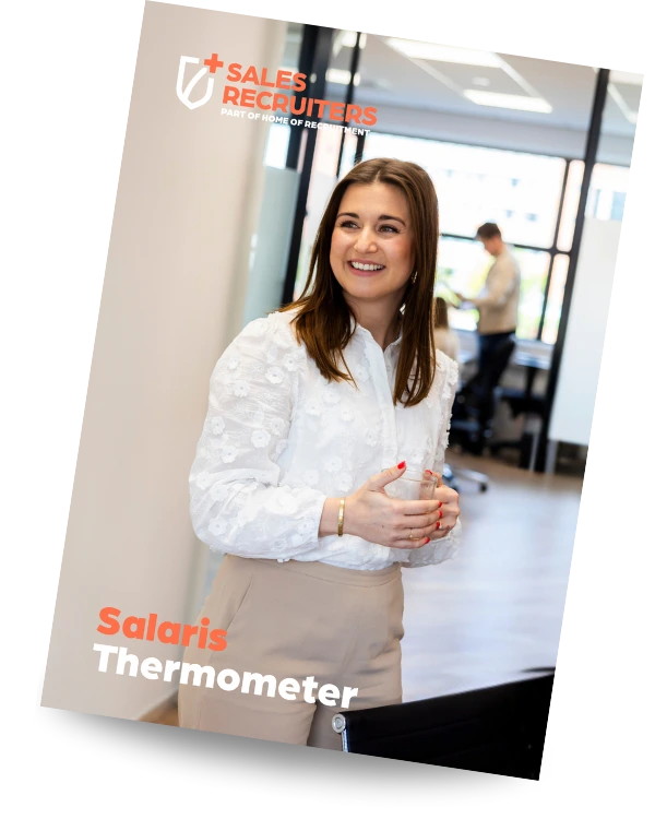 Salesrecruiters medewerker in een kantoor met een kopje joffie op de cover van een whitepaper over salarissen in 2025