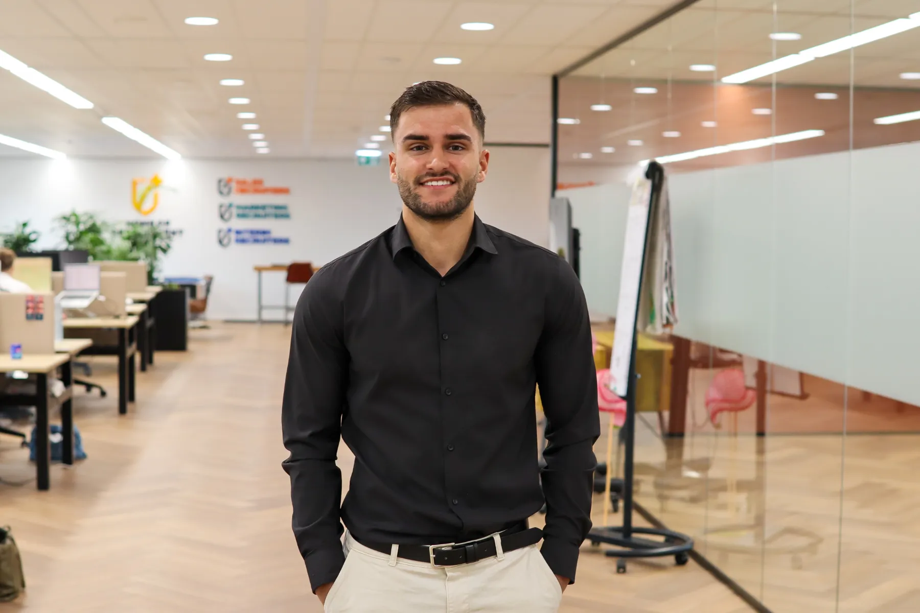 Salesrecruiters kantoor zoetermeer. Mike Das staat in gang van het pand.