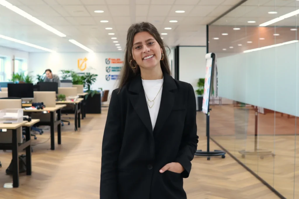 Luna van Marrewijk staat lachend op kantoor salesrecruiters zoetermeer