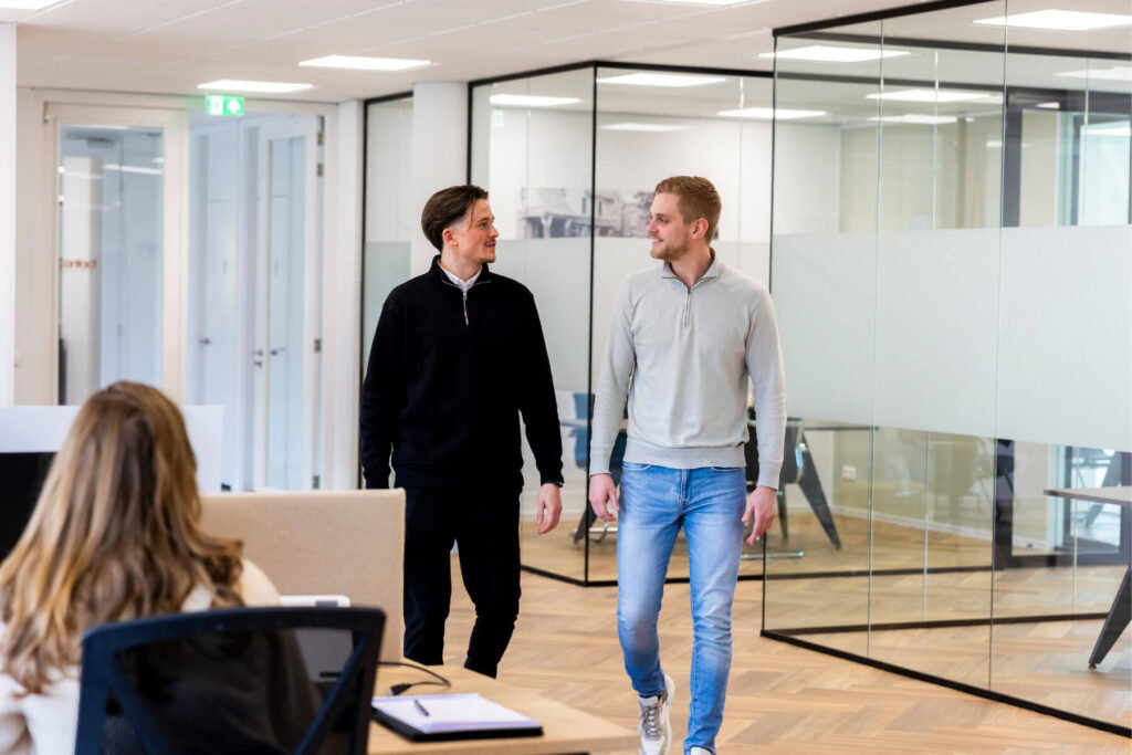 Accountmanager in gesprek met een zakelijke klant