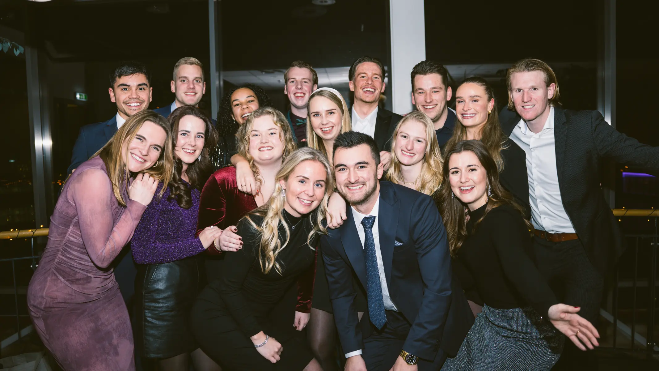 Lachende salesrecruiters die werken bij salesrecruiters