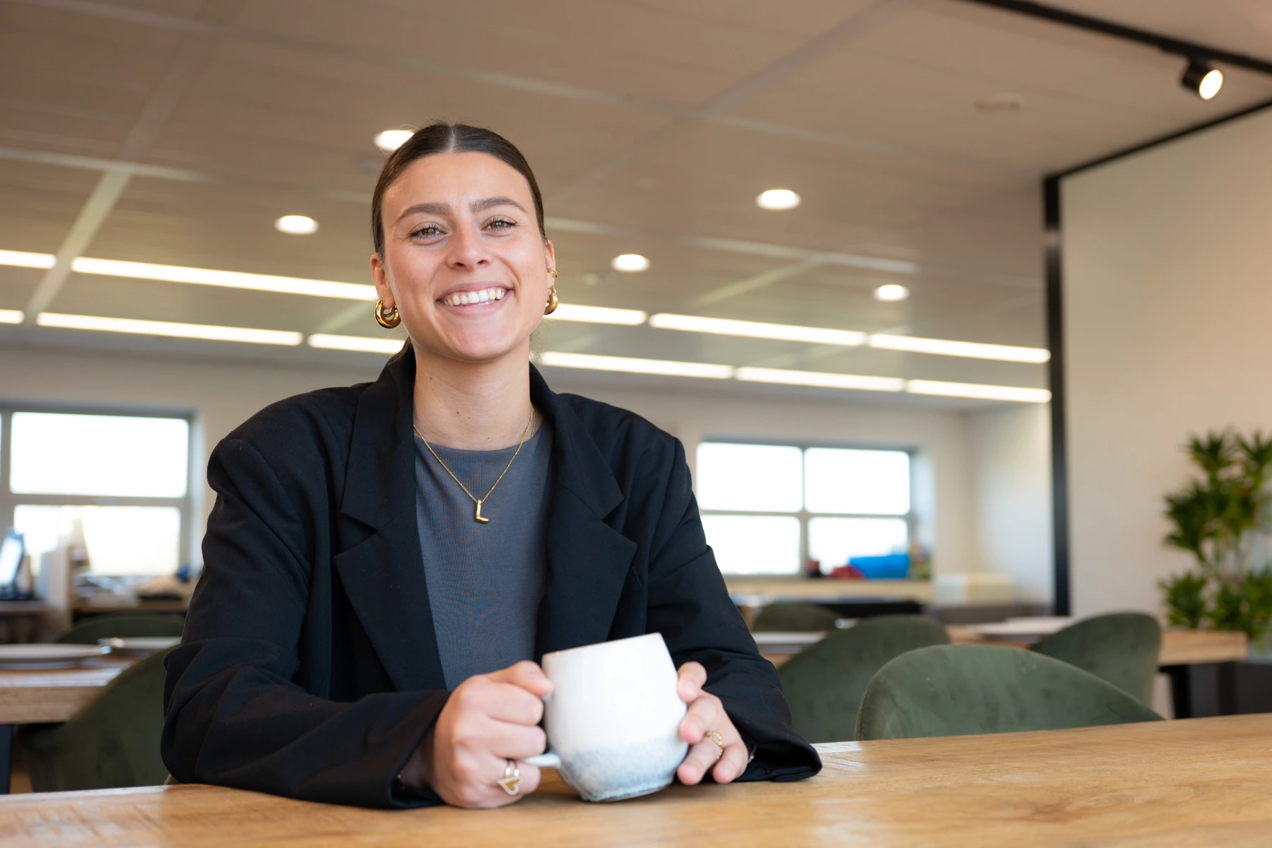Salesrecruiters kantoor zoetermeermet dame aan een tafel met een kop koffie in haar handen