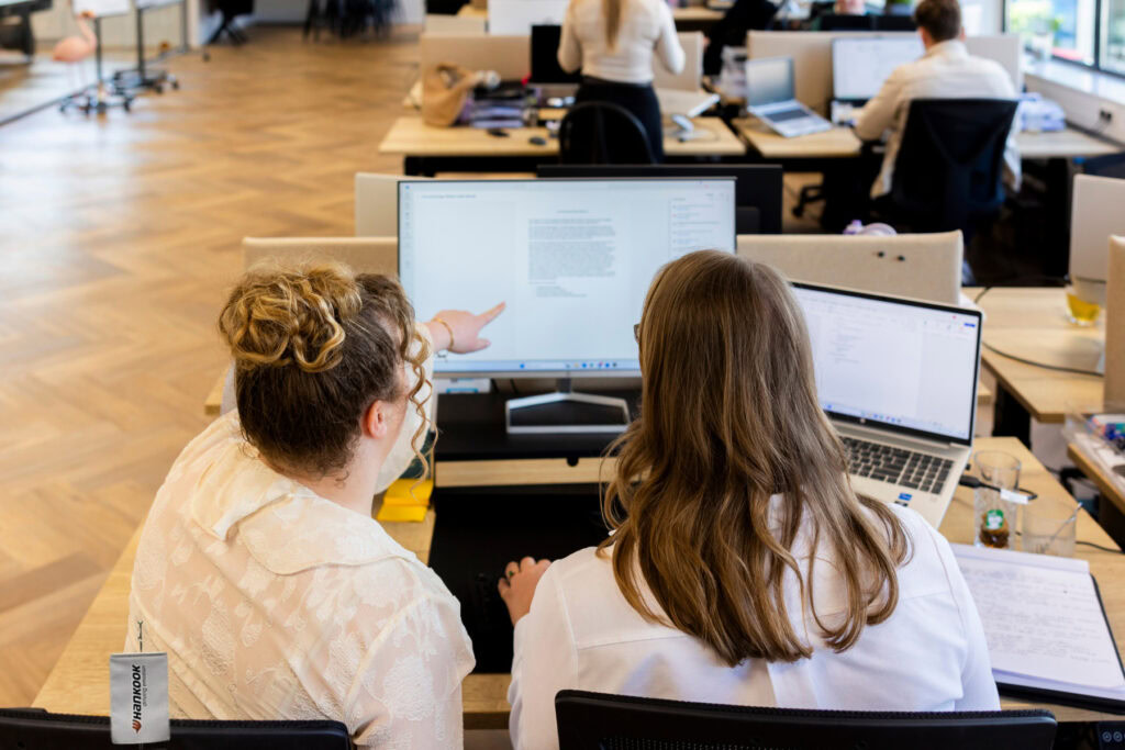 Junior accountmanager in gesprek met klant op kantoor