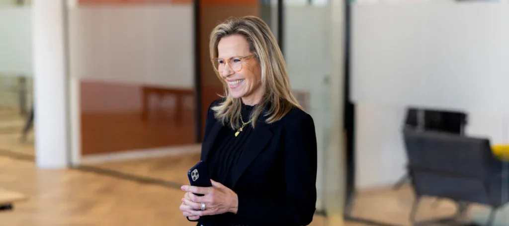 Commercieel manager bespreekt commerciële strategie met directie en managementteam